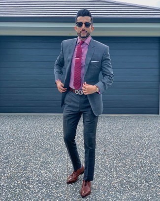 Lila gepunktete Krawatte kombinieren – 48 Herren Outfits: Kombinieren Sie einen blauen Anzug mit Karomuster mit einer lila gepunkteten Krawatte für einen stilvollen, eleganten Look. Dunkelrote Leder Oxford Schuhe sind eine großartige Wahl, um dieses Outfit zu vervollständigen.