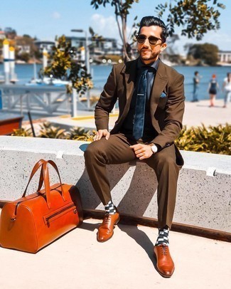 Rotbraune Leder Oxford Schuhe kombinieren – 500+ Herren Outfits: Tragen Sie einen braunen Anzug und ein dunkelblaues Businesshemd für eine klassischen und verfeinerte Silhouette. Rotbraune Leder Oxford Schuhe sind eine ideale Wahl, um dieses Outfit zu vervollständigen.