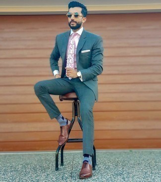 30 Jährige: Fuchsia Krawatte mit Blumenmuster kombinieren – 6 Herren Outfits: Kombinieren Sie einen dunkeltürkisen Anzug mit einer fuchsia Krawatte mit Blumenmuster, um vor Klasse und Perfektion zu strotzen. Warum kombinieren Sie Ihr Outfit für einen legereren Auftritt nicht mal mit braunen Leder Oxford Schuhen?