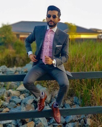 Rotbraune Leder Oxford Schuhe kombinieren – 500+ Herren Outfits: Entscheiden Sie sich für einen dunkelgrauen Anzug mit Karomuster und ein rosa vertikal gestreiftes Businesshemd für einen stilvollen, eleganten Look. Setzen Sie bei den Schuhen auf die klassische Variante mit rotbraunen Leder Oxford Schuhen.