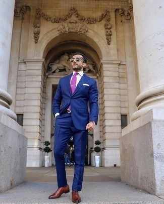 Lila gepunktete Krawatte kombinieren – 48 Herren Outfits: Vereinigen Sie einen blauen Anzug mit Karomuster mit einer lila gepunkteten Krawatte, um vor Klasse und Perfektion zu strotzen. Komplettieren Sie Ihr Outfit mit braunen Leder Oxford Schuhen.