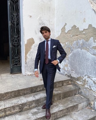 Dunkelrote Krawatte kombinieren – 500+ Herren Outfits: Vereinigen Sie einen dunkelblauen Anzug mit einer dunkelroten Krawatte für eine klassischen und verfeinerte Silhouette. Wenn Sie nicht durch und durch formal auftreten möchten, komplettieren Sie Ihr Outfit mit dunkelroten Leder Oxford Schuhen.