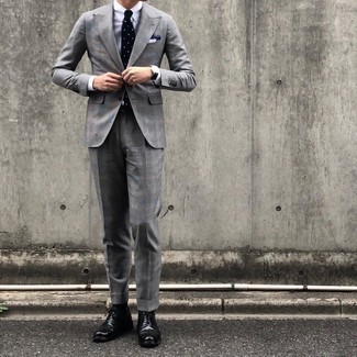 Wie weißes und dunkelblaues vertikal gestreiftes Businesshemd mit grauen Anzuges zu kombinieren – 121 Herren Outfits: Entscheiden Sie sich für einen klassischen Stil in einem grauen Anzug und einem weißen und dunkelblauen vertikal gestreiften Businesshemd. Schwarze Leder Oxford Schuhe sind eine großartige Wahl, um dieses Outfit zu vervollständigen.