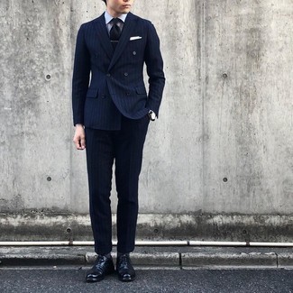 dunkelblauer vertikal gestreifter Anzug, weißes und dunkelblaues horizontal gestreiftes Businesshemd, schwarze Leder Oxford Schuhe, dunkelblaue Krawatte für Herren