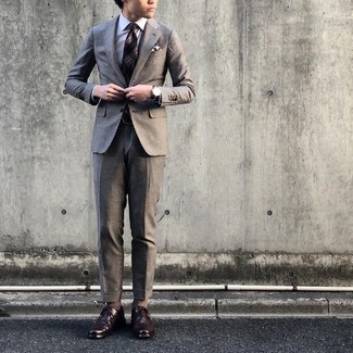 Grauen Anzug mit Hahnentritt-Muster kombinieren – 9 Herren Outfits: Kombinieren Sie einen grauen Anzug mit Hahnentritt-Muster mit einem weißen Businesshemd, um vor Klasse und Perfektion zu strotzen. Dieses Outfit passt hervorragend zusammen mit dunkelbraunen Leder Oxford Schuhen.