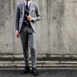 Schwarze Leder Oxford Schuhe kombinieren – 500+ Herren Outfits: Kombinieren Sie einen grauen Anzug mit einem weißen Businesshemd, um vor Klasse und Perfektion zu strotzen. Schwarze Leder Oxford Schuhe fügen sich nahtlos in einer Vielzahl von Outfits ein.