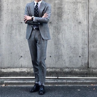 30 Jährige: Schwarzes Einstecktuch kombinieren – 428 Herren Outfits: Kombinieren Sie einen grauen Anzug mit Schottenmuster mit einem schwarzen Einstecktuch für ein bequemes Outfit, das außerdem gut zusammen passt. Fühlen Sie sich mutig? Ergänzen Sie Ihr Outfit mit dunkelblauen Leder Oxford Schuhen.