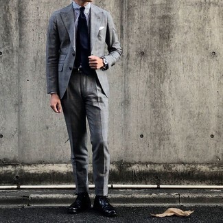 Weißes und dunkelblaues vertikal gestreiftes Businesshemd kombinieren – 1200+ Herren Outfits: Entscheiden Sie sich für ein weißes und dunkelblaues vertikal gestreiftes Businesshemd und einen grauen Anzug für eine klassischen und verfeinerte Silhouette. Schwarze Leder Oxford Schuhe fügen sich nahtlos in einer Vielzahl von Outfits ein.