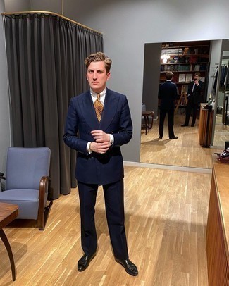 30 Jährige: Gelbe bedruckte Krawatte kombinieren – 61 Elegante Herren Outfits warm Wetter: Kombinieren Sie einen dunkelblauen Anzug mit einer gelben bedruckten Krawatte für einen stilvollen, eleganten Look. Fühlen Sie sich ideenreich? Ergänzen Sie Ihr Outfit mit schwarzen Leder Oxford Schuhen.