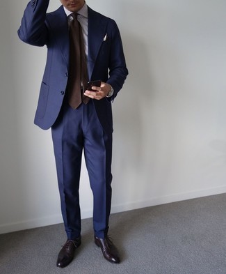 30 Jährige: Braune Krawatte kombinieren – 500+ Herren Outfits warm Wetter: Tragen Sie einen dunkelblauen Anzug und eine braune Krawatte für einen stilvollen, eleganten Look. Dunkelbraune Leder Oxford Schuhe leihen Originalität zu einem klassischen Look.