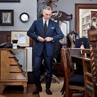 Olivgrüne bedruckte Krawatte kombinieren – 199 Herren Outfits: Tragen Sie einen dunkelblauen Anzug und eine olivgrüne bedruckte Krawatte für einen stilvollen, eleganten Look. Fühlen Sie sich ideenreich? Entscheiden Sie sich für dunkelbraunen Wildleder Oxford Schuhe.