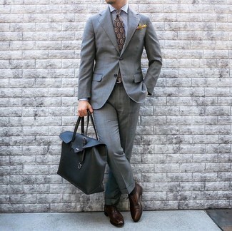30 Jährige: Braune bedruckte Krawatte kombinieren – 116 Sommer Herren Outfits: Entscheiden Sie sich für einen grauen Anzug und eine braune bedruckte Krawatte, um vor Klasse und Perfektion zu strotzen. Fühlen Sie sich ideenreich? Komplettieren Sie Ihr Outfit mit dunkelbraunen Leder Oxford Schuhen. Dieses Outfit eignet sich wunderbar für den Sommer.