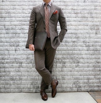 30 Jährige: Beige Krawatte kombinieren – 244 Elegante Herren Outfits: Kombinieren Sie einen dunkelbraunen vertikal gestreiften Anzug mit einer beige Krawatte für eine klassischen und verfeinerte Silhouette. Fühlen Sie sich ideenreich? Ergänzen Sie Ihr Outfit mit dunkelbraunen Leder Oxford Schuhen.
