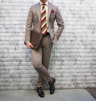 Mehrfarbige Krawatte kombinieren – 237 Herren Outfits: Kombinieren Sie einen beige Anzug mit einer mehrfarbigen Krawatte für eine klassischen und verfeinerte Silhouette. Wenn Sie nicht durch und durch formal auftreten möchten, entscheiden Sie sich für dunkelroten Leder Oxford Schuhe.