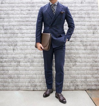 dunkelblauer vertikal gestreifter Anzug, weißes und dunkelblaues vertikal gestreiftes Businesshemd, dunkelrote Leder Oxford Schuhe, braune Leder Clutch Handtasche für Herren