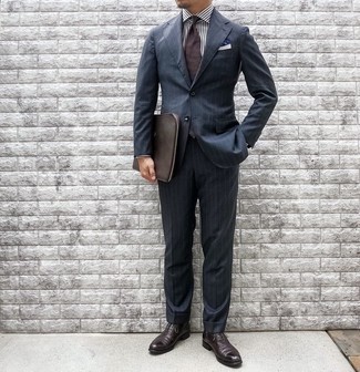 Rotbraune Leder Clutch Handtasche kombinieren – 132 Elegante Herren Outfits: Paaren Sie einen dunkelblauen vertikal gestreiften Anzug mit einer rotbraunen Leder Clutch Handtasche für ein bequemes Outfit, das außerdem gut zusammen passt. Dunkelbraune Leder Oxford Schuhe bringen Eleganz zu einem ansonsten schlichten Look.