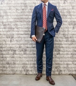 Mehrfarbiges Einstecktuch kombinieren – 405 Herren Outfits: Erwägen Sie das Tragen von einem dunkelblauen Anzug und einem mehrfarbigen Einstecktuch, um mühelos alles zu meistern, was auch immer der Tag bringen mag. Heben Sie dieses Ensemble mit dunkelbraunen Leder Oxford Schuhen hervor.