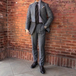 Dunkelbraune Krawatte kombinieren – 500+ Elegante Herren Outfits: Kombinieren Sie einen dunkelgrauen Anzug mit einer dunkelbraunen Krawatte für eine klassischen und verfeinerte Silhouette. Fühlen Sie sich mutig? Wählen Sie dunkelbraunen Leder Oxford Schuhe.