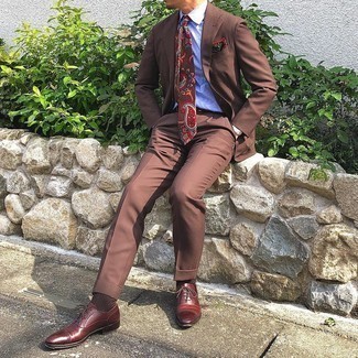 Mehrfarbiges bedrucktes Einstecktuch kombinieren – 199 Herren Outfits: Kombinieren Sie einen braunen Anzug mit einem mehrfarbigen bedruckten Einstecktuch für einen bequemen Alltags-Look. Dunkelrote Leder Oxford Schuhe putzen umgehend selbst den bequemsten Look heraus.