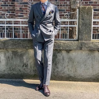 dunkelgrauer vertikal gestreifter Anzug, weißes und dunkelblaues vertikal gestreiftes Businesshemd, dunkelbraune Leder Oxford Schuhe, dunkelblaue Krawatte mit Paisley-Muster für Herren
