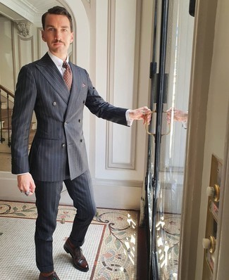 Braune Socken kombinieren – 500+ Herren Outfits: Vereinigen Sie einen dunkelgrauen vertikal gestreiften Anzug mit braunen Socken für ein bequemes Outfit, das außerdem gut zusammen passt. Putzen Sie Ihr Outfit mit dunkelbraunen Leder Oxford Schuhen.