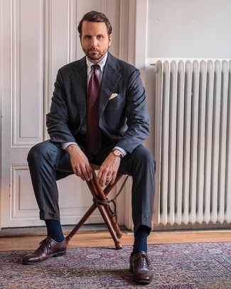 40 Jährige: Braune Leder Oxford Schuhe kombinieren – 56 Herren Outfits warm Wetter: Vereinigen Sie einen dunkelgrauen Anzug mit einem weißen und blauen vertikal gestreiften Businesshemd für eine klassischen und verfeinerte Silhouette. Braune Leder Oxford Schuhe sind eine kluge Wahl, um dieses Outfit zu vervollständigen.