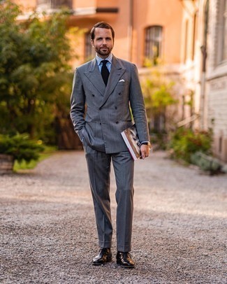 40 Jährige: Weißes vertikal gestreiftes Businesshemd kombinieren – 59 Sommer Herren Outfits: Entscheiden Sie sich für ein weißes vertikal gestreiftes Businesshemd und einen grauen Anzug für einen stilvollen, eleganten Look. Vervollständigen Sie Ihr Look mit dunkelbraunen Leder Oxford Schuhen. Ein schöner Sommer-Look.