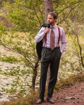 40 Jährige: Rote und dunkelblaue bedruckte Krawatte kombinieren – 13 Herren Outfits warm Wetter: Paaren Sie einen dunkelgrünen Anzug mit einer roten und dunkelblauen bedruckten Krawatte, um vor Klasse und Perfektion zu strotzen. Fühlen Sie sich ideenreich? Komplettieren Sie Ihr Outfit mit braunen Leder Oxford Schuhen.