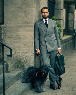 Dunkeltürkise Leder Aktentasche kombinieren – 20 Herren Outfits: Tragen Sie einen grauen Anzug und eine dunkeltürkise Leder Aktentasche, um einen lockeren, aber dennoch stylischen Look zu erhalten. Schalten Sie Ihren Kleidungsbestienmodus an und machen schwarzen Leder Oxford Schuhe zu Ihrer Schuhwerkwahl.