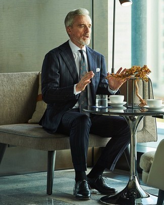 Dunkelgrüne bedruckte Krawatte kombinieren – 199 Herren Outfits: Geben Sie den bestmöglichen Look ab in einem dunkelblauen vertikal gestreiften Anzug und einer dunkelgrünen bedruckten Krawatte. Vervollständigen Sie Ihr Look mit schwarzen Leder Oxford Schuhen.