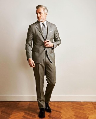 50 Jährige: Sommer Outfits Herren 2024: Kombinieren Sie einen grauen Anzug mit einem weißen Businesshemd, um vor Klasse und Perfektion zu strotzen. Vervollständigen Sie Ihr Look mit schwarzen Leder Oxford Schuhen. Ein insgesamt sehr schöner Sommer-Look.