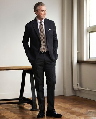 50 Jährige: Schwarze bedruckte Krawatte kombinieren – 4 Elegante Herren Outfits: Kombinieren Sie einen schwarzen Anzug mit einer schwarzen bedruckten Krawatte für eine klassischen und verfeinerte Silhouette. Fühlen Sie sich ideenreich? Vervollständigen Sie Ihr Outfit mit schwarzen Leder Oxford Schuhen.