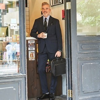 50 Jährige: Schwarze bedruckte Krawatte kombinieren – 4 Elegante Herren Outfits: Kombinieren Sie einen dunkelblauen Anzug mit einer schwarzen bedruckten Krawatte für eine klassischen und verfeinerte Silhouette. Machen Sie diese Aufmachung leger mit schwarzen Leder Oxford Schuhen.