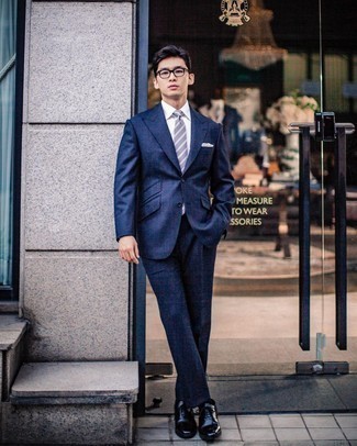 Dunkelblauen Anzug kombinieren – 500+ Elegante Herren Outfits warm Wetter: Paaren Sie einen dunkelblauen Anzug mit einem weißen Businesshemd für einen stilvollen, eleganten Look. Komplettieren Sie Ihr Outfit mit schwarzen Leder Oxford Schuhen.