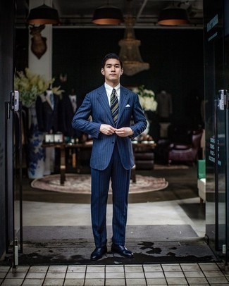 30 Jährige: Dunkelblaue horizontal gestreifte Krawatte kombinieren – 329 Elegante Herren Outfits: Entscheiden Sie sich für einen dunkelblauen vertikal gestreiften Anzug und eine dunkelblaue horizontal gestreifte Krawatte für eine klassischen und verfeinerte Silhouette. Ergänzen Sie Ihr Look mit dunkelblauen Leder Oxford Schuhen.