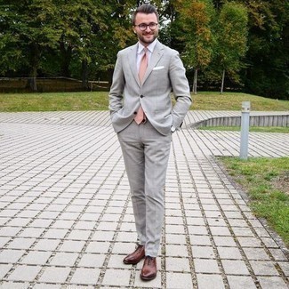 Braune Leder Oxford Schuhe kombinieren – 1200+ Herren Outfits: Kombinieren Sie einen grauen Anzug mit einem weißen Businesshemd für einen stilvollen, eleganten Look. Braune Leder Oxford Schuhe sind eine großartige Wahl, um dieses Outfit zu vervollständigen.