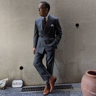 60 Jährige: Braune Socken kombinieren – 82 Herren Outfits: Erwägen Sie das Tragen von einem dunkelgrauen vertikal gestreiften Anzug und braunen Socken für ein Alltagsoutfit, das Charakter und Persönlichkeit ausstrahlt. Fühlen Sie sich ideenreich? Entscheiden Sie sich für braunen Leder Oxford Schuhe.