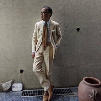 60 Jährige: Outfits Herren 2024: Kombinieren Sie einen hellbeige Anzug mit einem weißen Businesshemd, um vor Klasse und Perfektion zu strotzen. Vervollständigen Sie Ihr Look mit braunen Leder Oxford Schuhen.