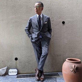 60 Jährige: Braune Socken kombinieren – 82 Herren Outfits: Kombinieren Sie einen dunkelgrauen Anzug mit braunen Socken für ein sonntägliches Mittagessen mit Freunden. Wählen Sie dunkelbraunen Leder Oxford Schuhe, um Ihr Modebewusstsein zu zeigen.