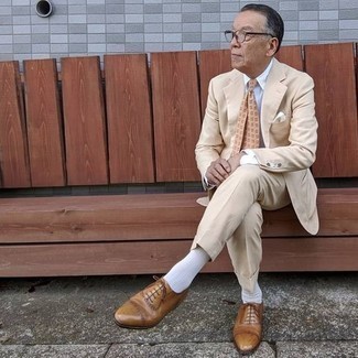 60 Jährige: Outfits Herren 2024: Vereinigen Sie einen hellbeige Anzug mit einem weißen Businesshemd, um vor Klasse und Perfektion zu strotzen. Ergänzen Sie Ihr Look mit beige Leder Oxford Schuhen.
