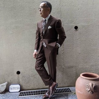 60 Jährige: Dunkelbraunen Anzug kombinieren – 31 Herren Outfits: Kombinieren Sie einen dunkelbraunen Anzug mit einem weißen Businesshemd für einen stilvollen, eleganten Look. Dunkelbraune Leder Oxford Schuhe sind eine gute Wahl, um dieses Outfit zu vervollständigen.