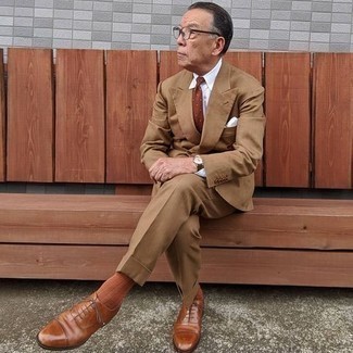 60 Jährige: Braune Socken kombinieren – 55 Elegante Herren Outfits warm Wetter: Entscheiden Sie sich für einen beige Anzug und braunen Socken, um einen lockeren, aber dennoch stylischen Look zu erhalten. Schalten Sie Ihren Kleidungsbestienmodus an und machen rotbraunen Leder Oxford Schuhe zu Ihrer Schuhwerkwahl.