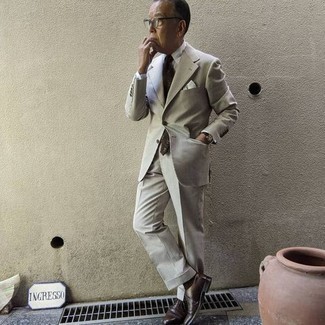60 Jährige: Braune Krawatte kombinieren – 104 Herren Outfits: Kombinieren Sie einen hellbeige Anzug mit einer braunen Krawatte für eine klassischen und verfeinerte Silhouette. Dunkelbraune Leder Oxford Schuhe verleihen einem klassischen Look eine neue Dimension.
