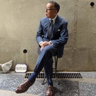 Braune Leder Oxford Schuhe kombinieren – 1200+ Herren Outfits: Etwas Einfaches wie die Wahl von einem dunkelblauen Anzug und einem weißen Businesshemd kann Sie von der Menge abheben. Braune Leder Oxford Schuhe sind eine ideale Wahl, um dieses Outfit zu vervollständigen.