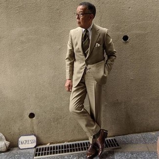 60 Jährige: Beige Anzug kombinieren – 51 Herren Outfits: Etwas Einfaches wie die Wahl von einem beige Anzug und einem weißen Businesshemd kann Sie von der Menge abheben. Vervollständigen Sie Ihr Look mit braunen Leder Oxford Schuhen.