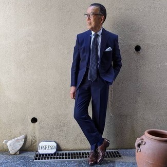 60 Jährige: Dunkelblaue Krawatte kombinieren – 147 Herren Outfits: Tragen Sie einen dunkelblauen Anzug und eine dunkelblaue Krawatte für eine klassischen und verfeinerte Silhouette. Fühlen Sie sich ideenreich? Wählen Sie dunkelbraunen Leder Oxford Schuhe.