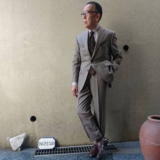 Dunkelgraues Einstecktuch kombinieren – 222 Elegante Herren Outfits: Kombinieren Sie einen grauen Anzug mit einem dunkelgrauen Einstecktuch für einen bequemen Alltags-Look. Machen Sie Ihr Outfit mit dunkelroten Leder Oxford Schuhen eleganter.