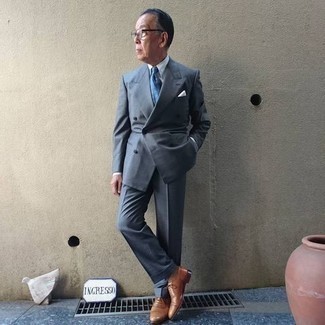 Braune Leder Oxford Schuhe kombinieren – 1200+ Herren Outfits: Entscheiden Sie sich für einen klassischen Stil in einem blauen Anzug und einem weißen Businesshemd. Braune Leder Oxford Schuhe sind eine kluge Wahl, um dieses Outfit zu vervollständigen.
