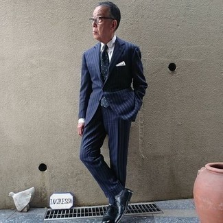 60 Jährige: Dunkelblaue und weiße gepunktete Krawatte kombinieren – 21 Herren Outfits: Kombinieren Sie einen dunkelblauen vertikal gestreiften Anzug mit einer dunkelblauen und weißen gepunkteten Krawatte, um vor Klasse und Perfektion zu strotzen. Schwarze Leder Oxford Schuhe sind eine perfekte Wahl, um dieses Outfit zu vervollständigen.