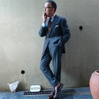 60 Jährige: Elegante Outfits Herren 2024: Entscheiden Sie sich für einen dunkelblauen vertikal gestreiften Anzug und ein weißes Businesshemd für eine klassischen und verfeinerte Silhouette. Dieses Outfit passt hervorragend zusammen mit dunkelbraunen Leder Oxford Schuhen.